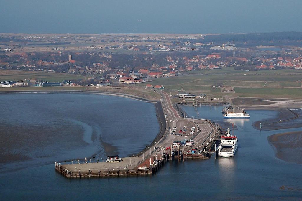 Appartementen STRANDHUYS en DE VUURTOREN - Resort Amelander Kaap met Terras en Gratis Verwarmd Binnen ZWEMBAD Hollum  Exterior foto