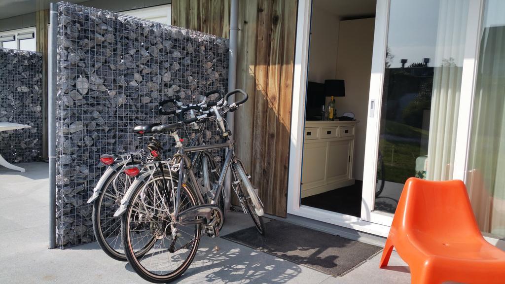 Appartementen STRANDHUYS en DE VUURTOREN - Resort Amelander Kaap met Terras en Gratis Verwarmd Binnen ZWEMBAD Hollum  Exterior foto